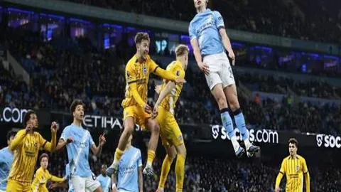 国足半场告负澳大利亚 0-2落后，央视新闻客户端播报